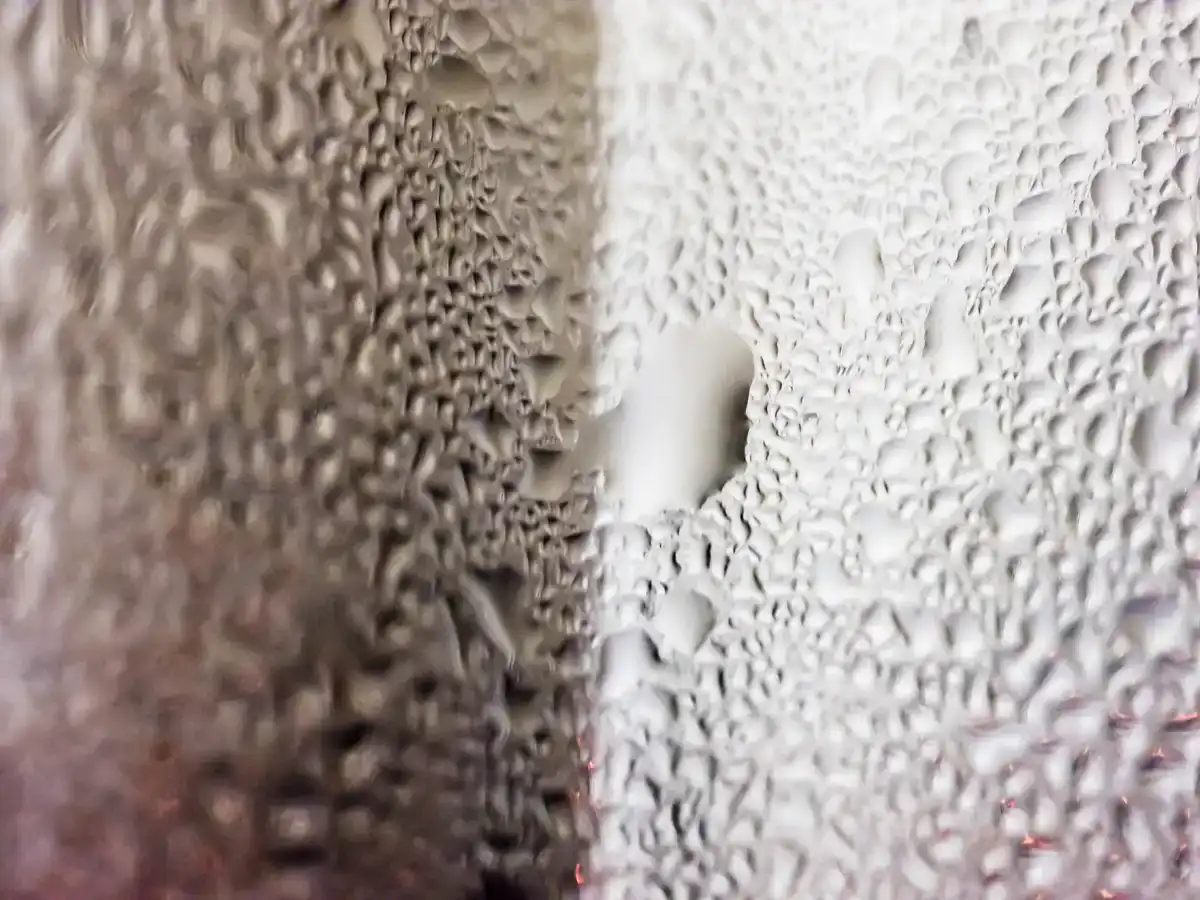 Laboraufnahme: Wasseranalyse im Glasgefäß